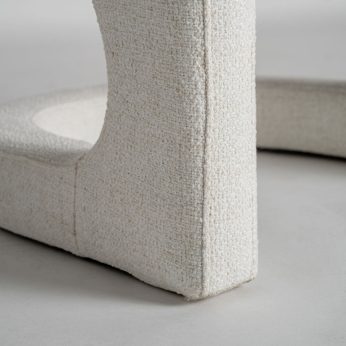 Sillón de comedor tapizado blanco roto Cala Bassa