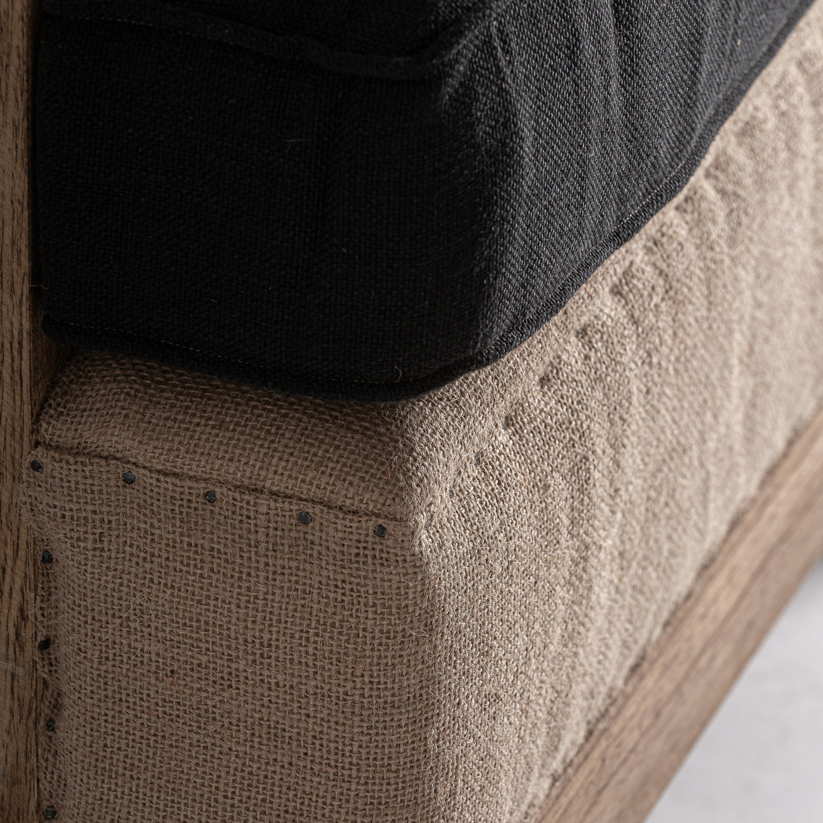 Sillón de mindi y lino Polis negro