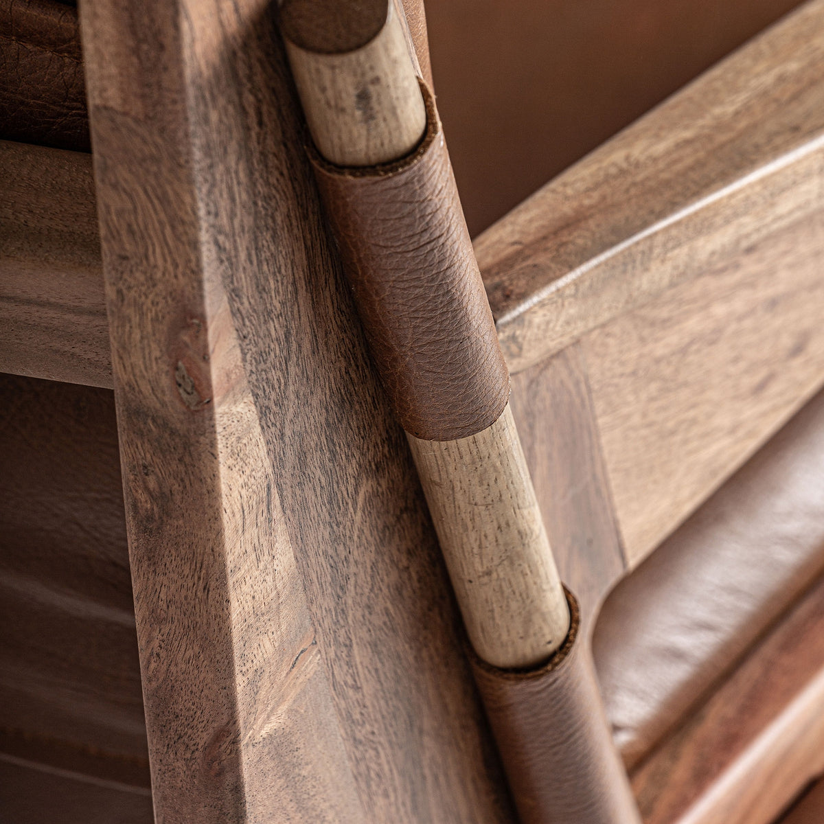 Sillón de piel marrón y acacia Sa Conillera