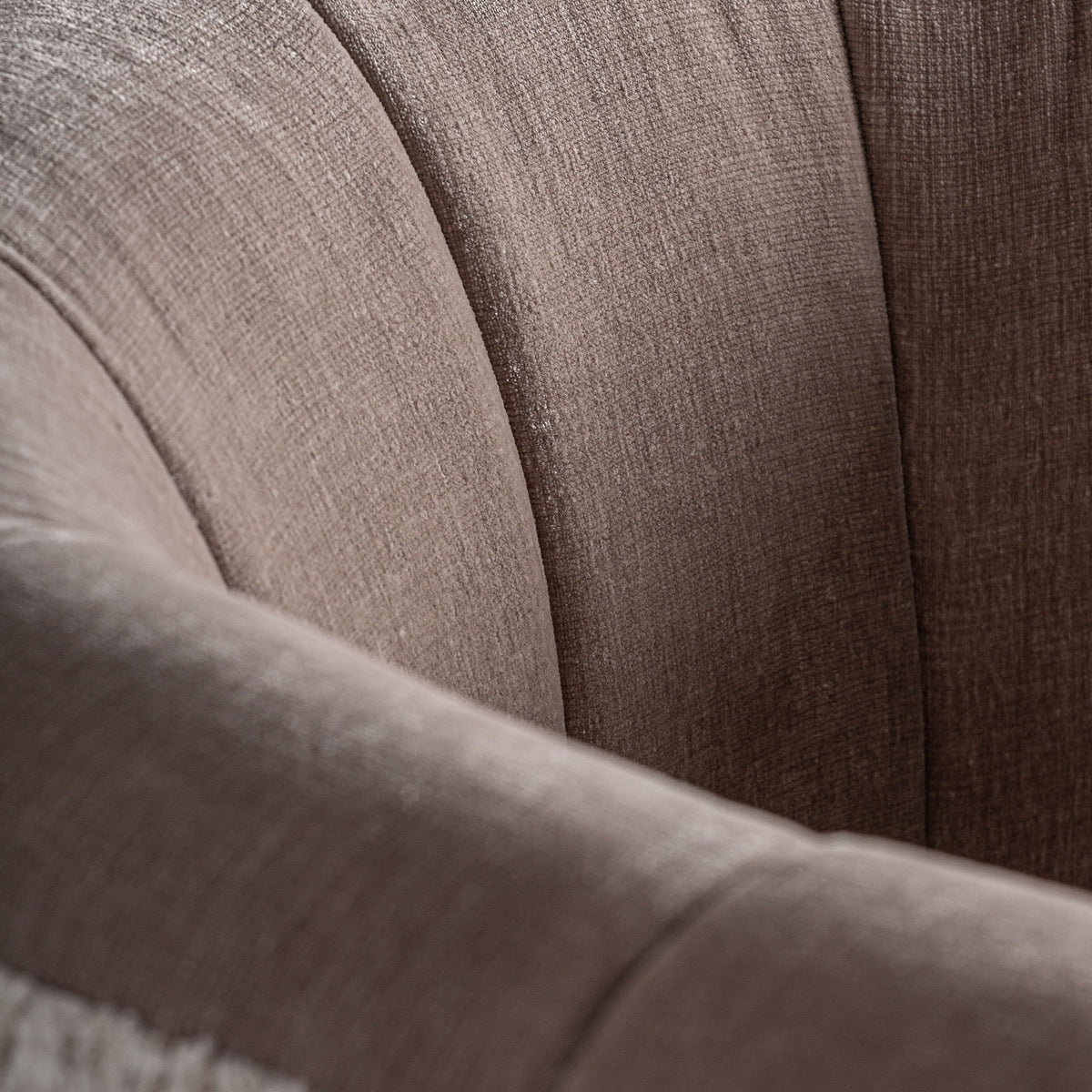 Sillón de pino negro tapizado topo Sant Rafel