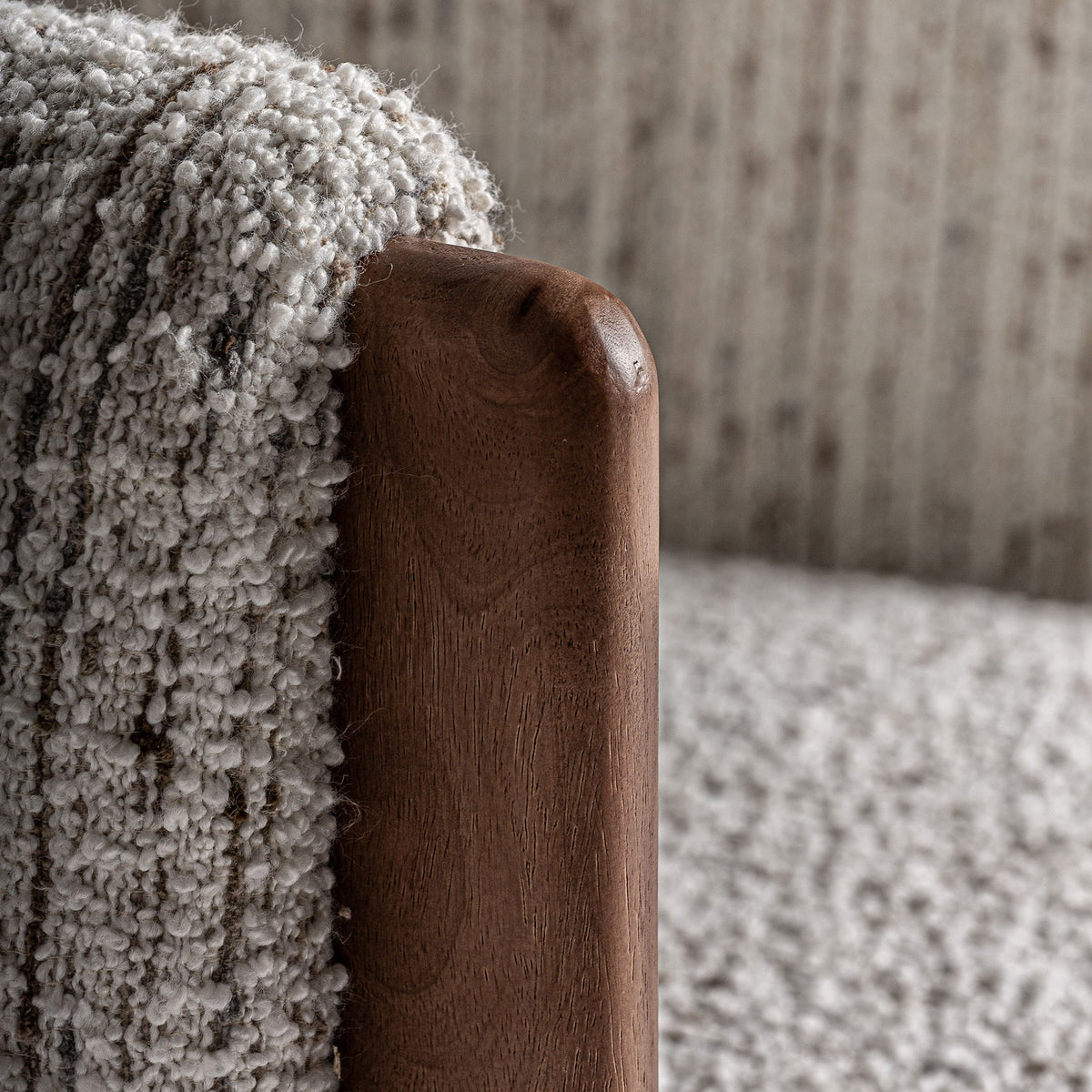 Sillón de pino tapizado beige Sant Rafel