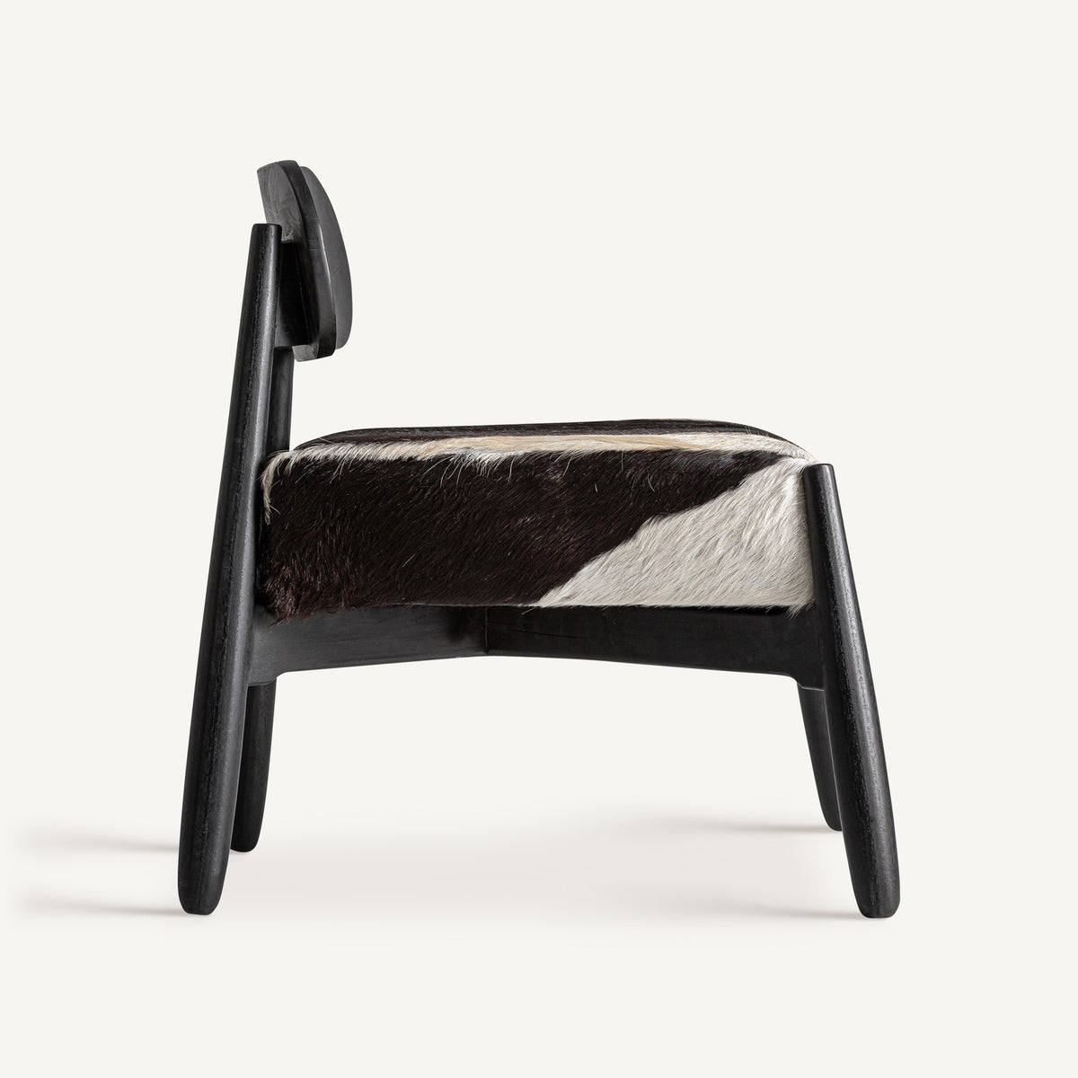 Sillón de teca negra y piel blanca Sa Penya