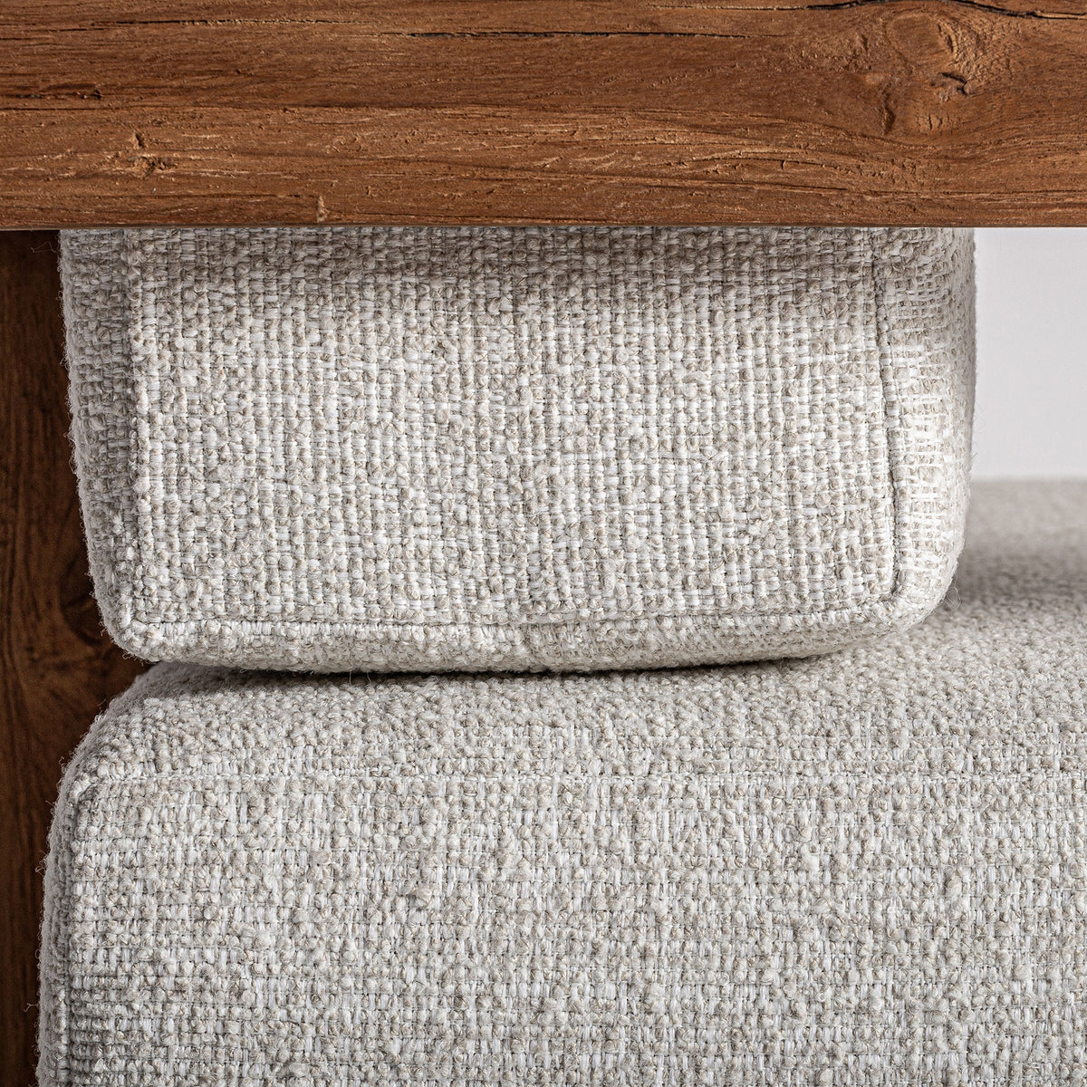 Sillón de teca reciclada y cojines beige Sa Roqueta