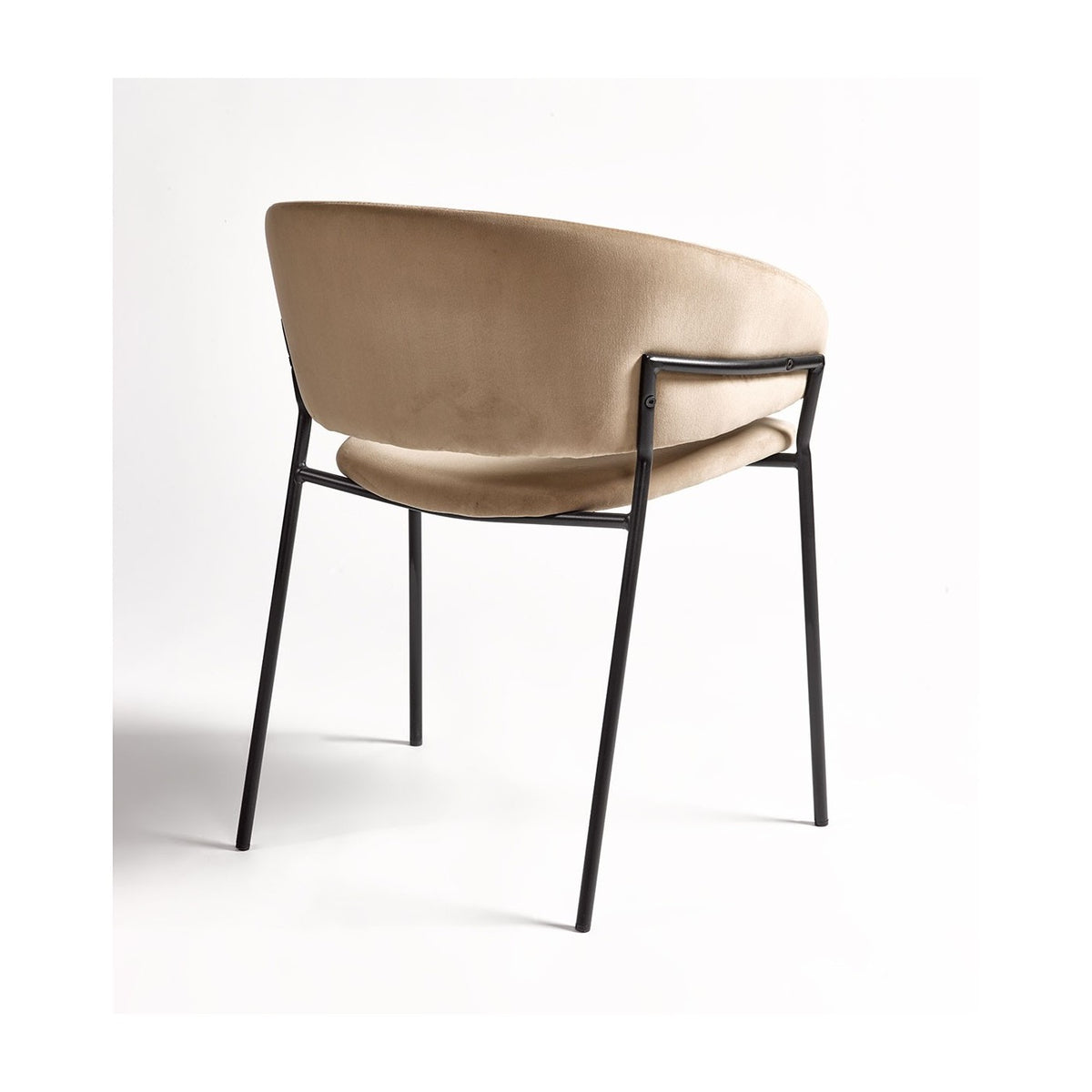 Sillón de terciopelo beige y metal negro Zújar