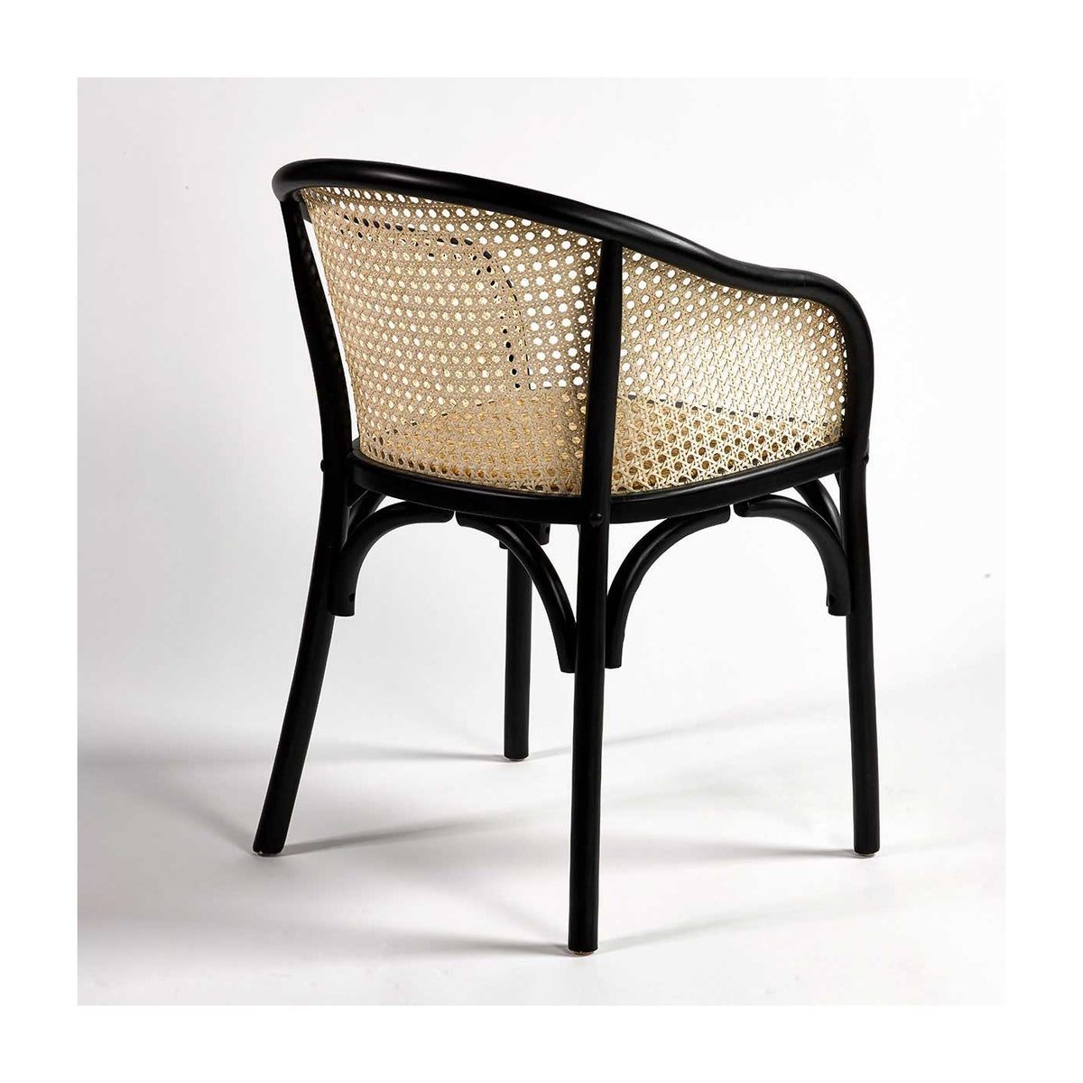 Sillón negro con rejilla de ratán Pórtugos