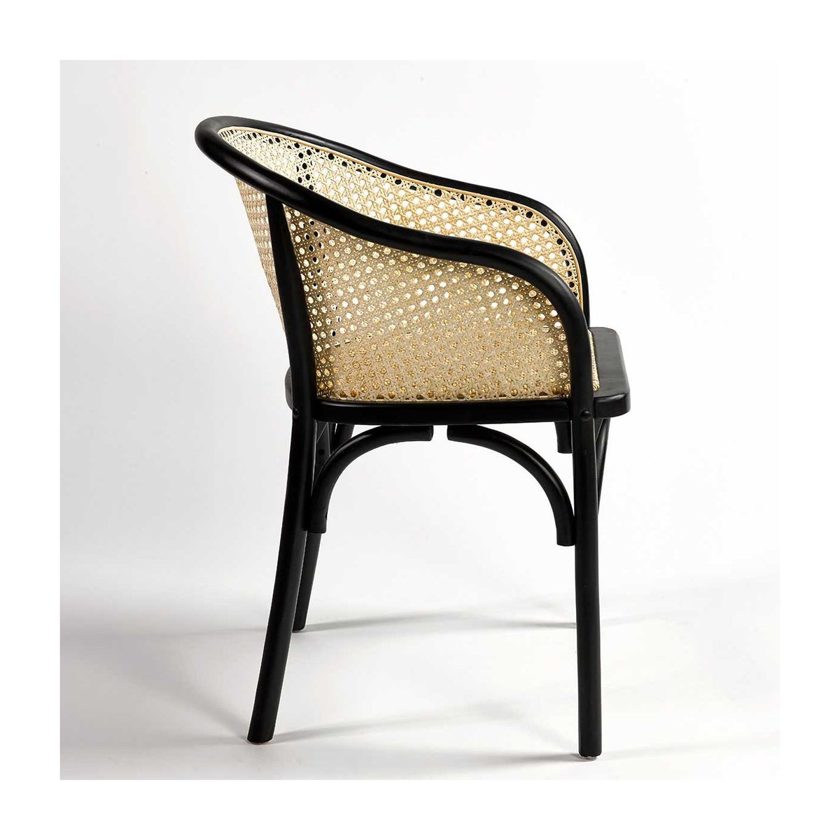 Sillón negro con rejilla de ratán Pórtugos