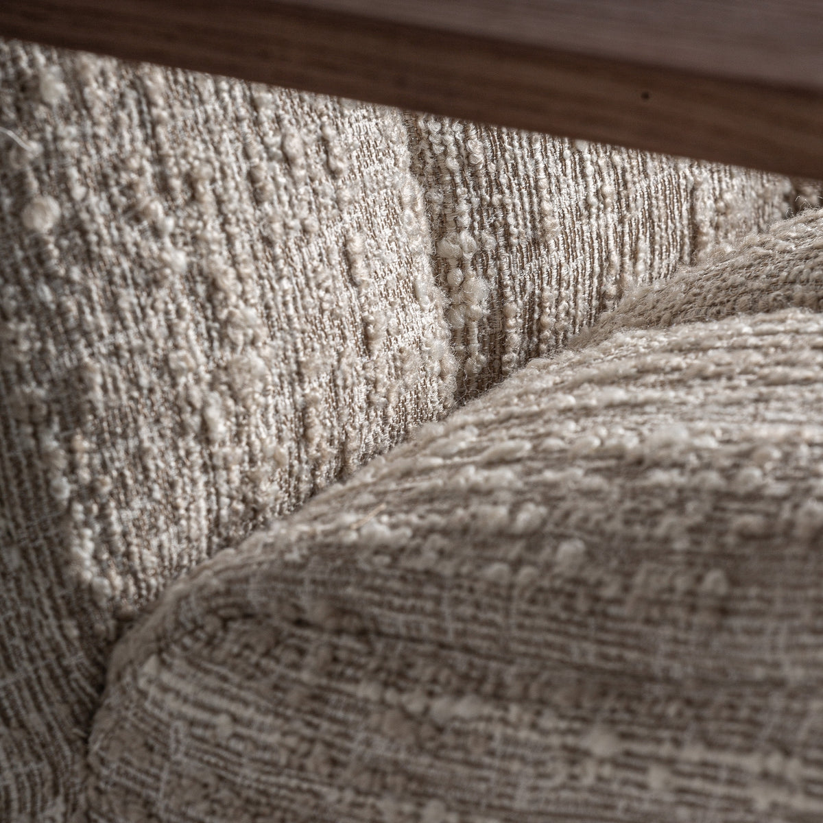 Sillón tapizado beige y dorado Santa Gertrudis