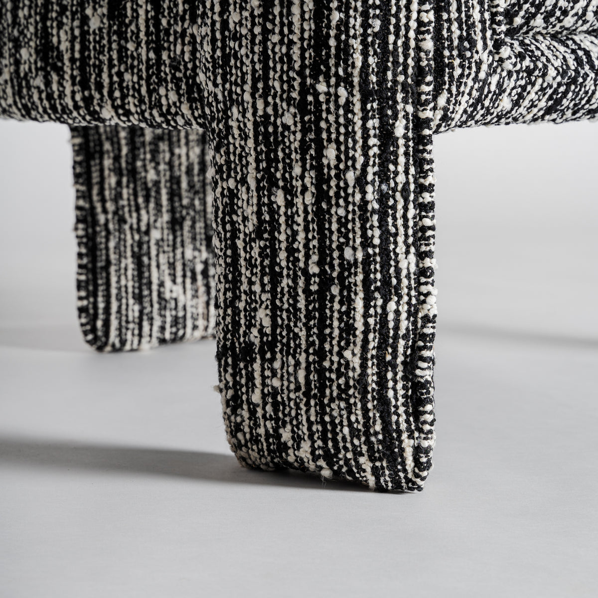 Sillón tapizado negro Es Cubells