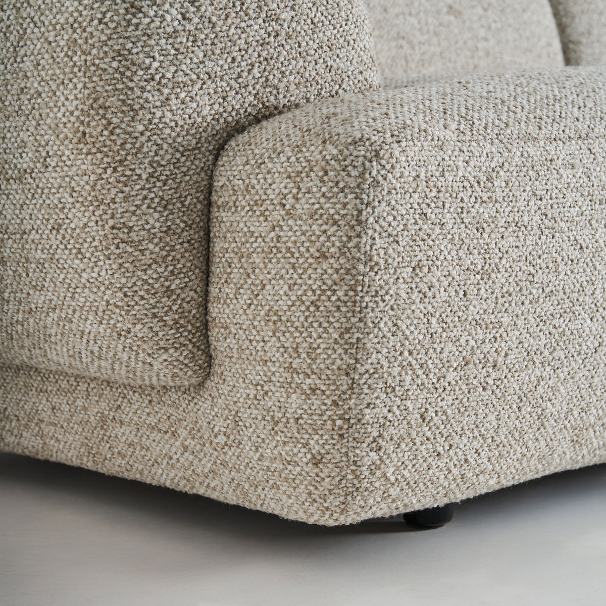 Sofá tapizado beige con estructura de alerce Posada