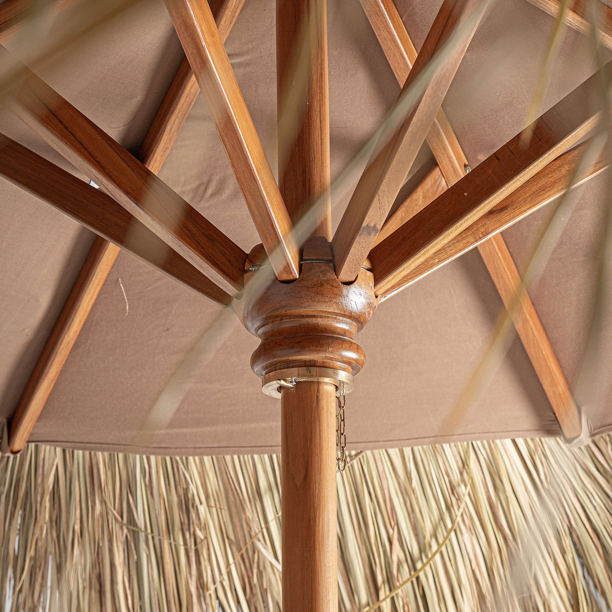 Sombrilla de teca y paja Comino Ø370 cm