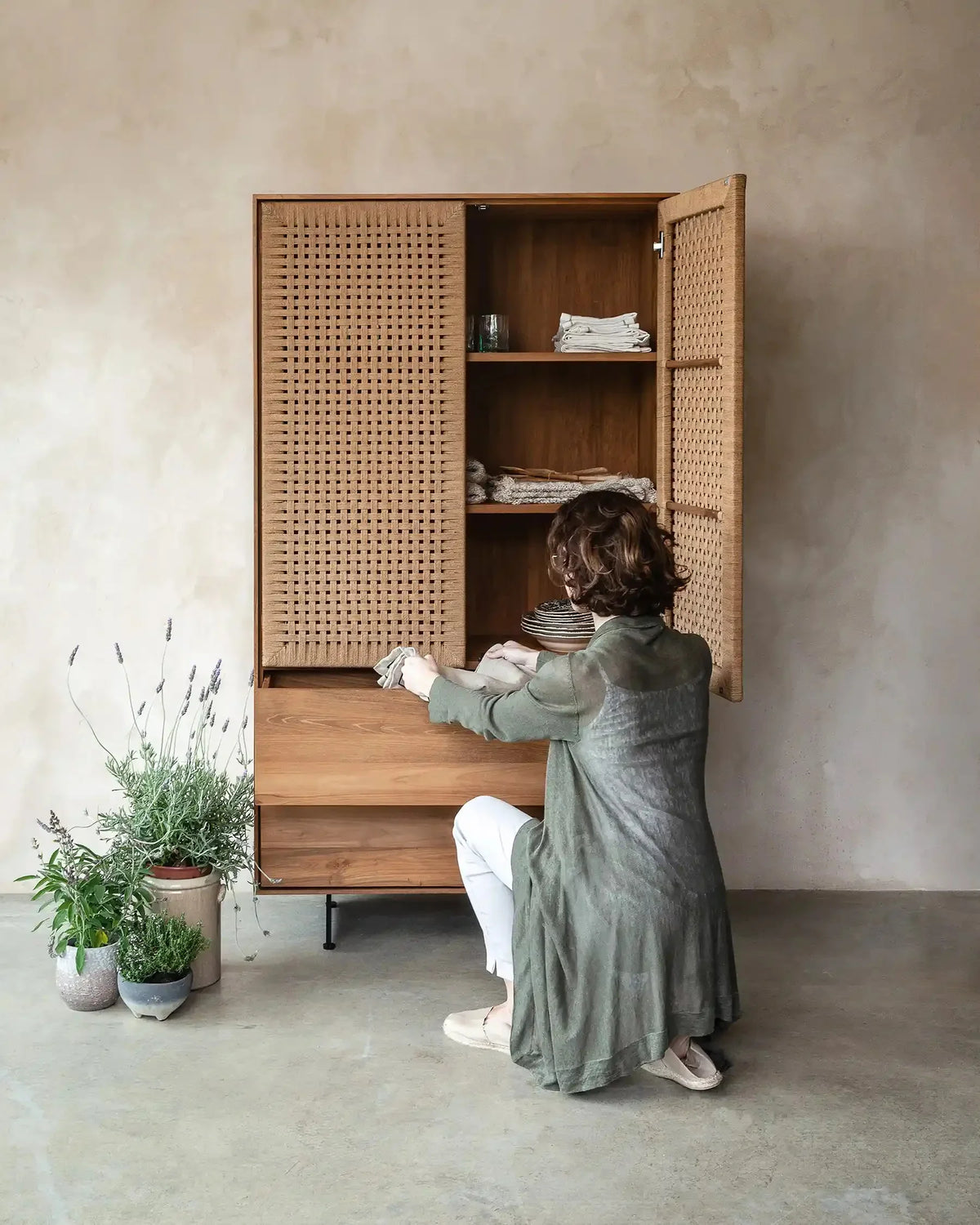 Vitrina de teca reciclada, cuerda de papel y hierro Villaluenga