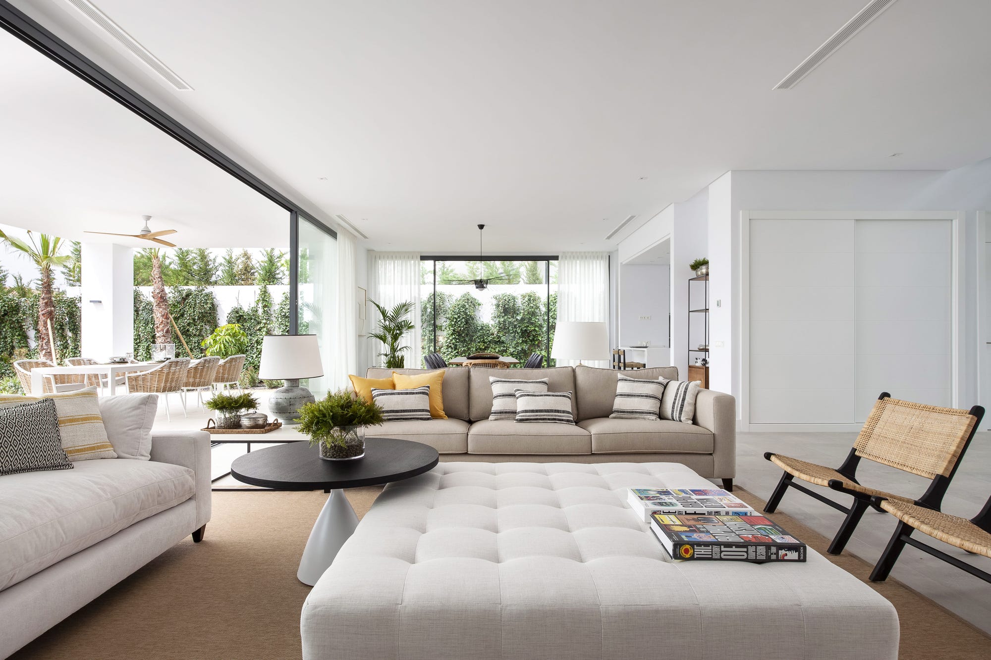 Salón de estilo mediterráneo abierto al porche en una villa de Marbella
