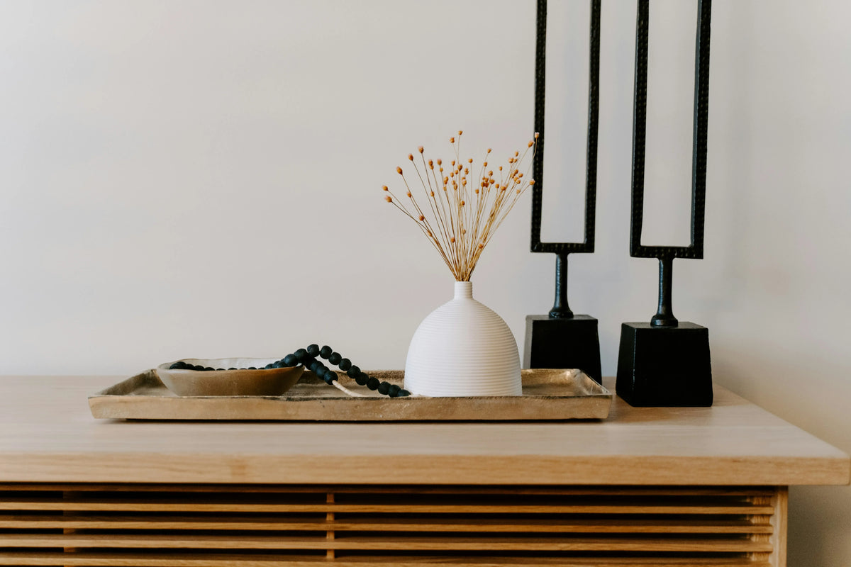 Consola de madera con jarrón y esculturas decorativas - Pino & Jacaranda