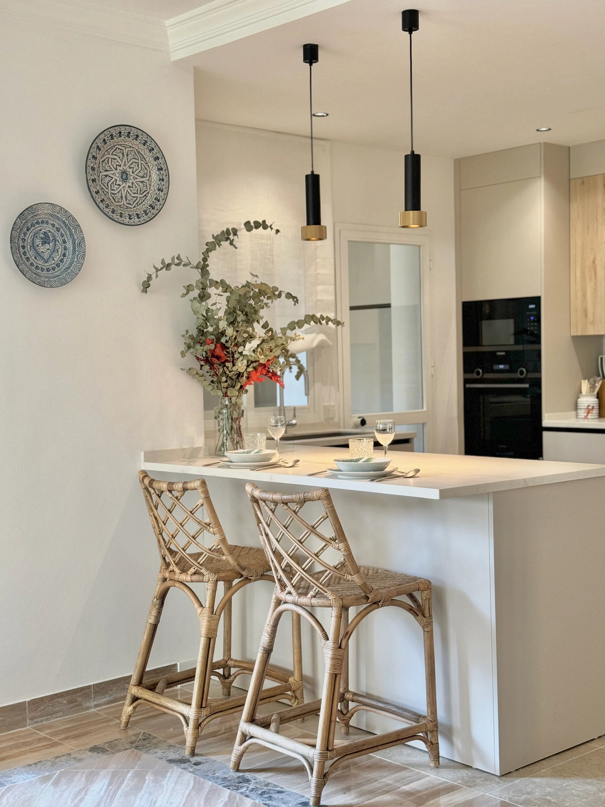 Cocina con isla diseñada por Pino & Jacaranda en Marbella - Pino & Jacaranda
