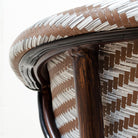 Silla con brazos de aluminio efecto ratán Young