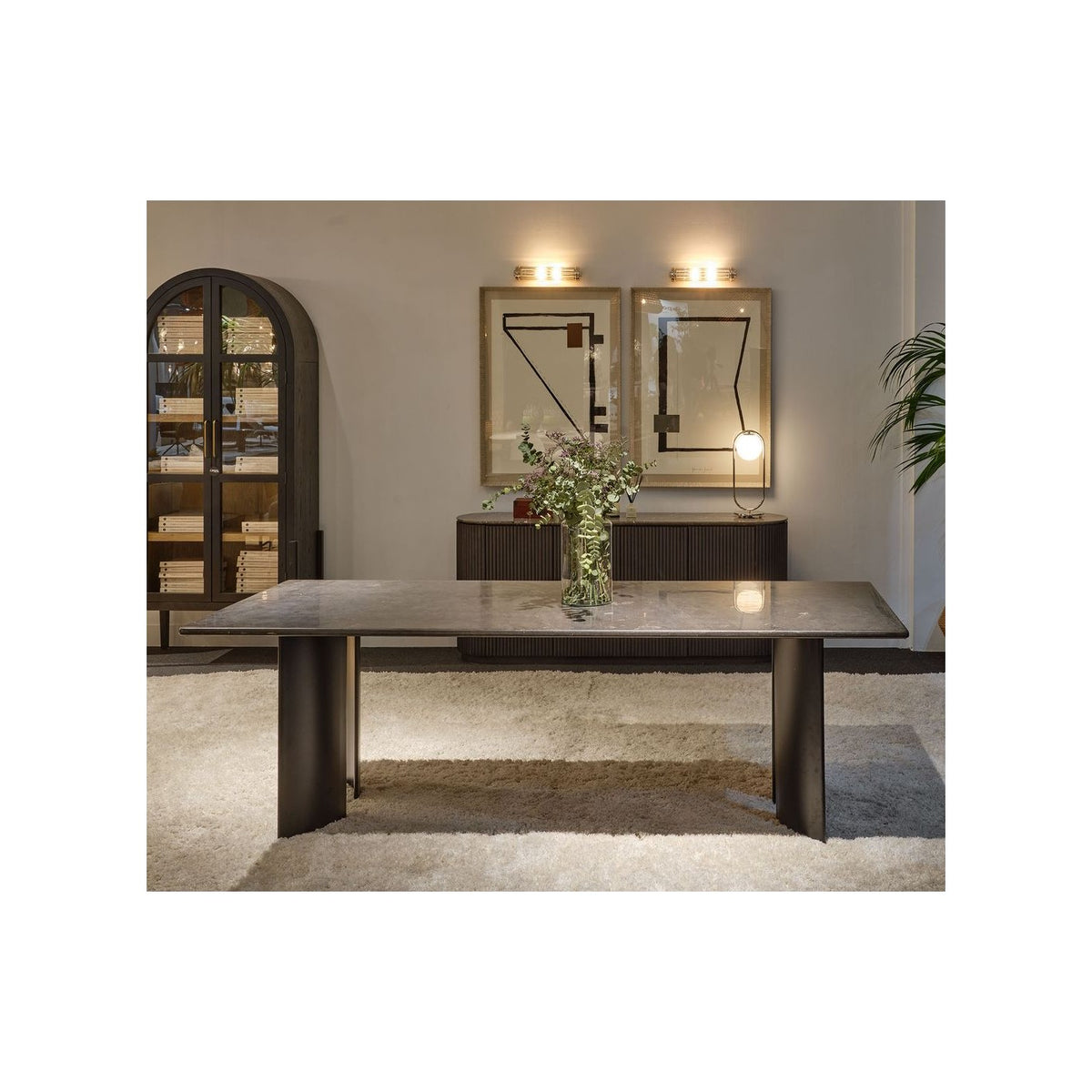 Mesa de comedor de piedra oscura y metal negro Chenini
