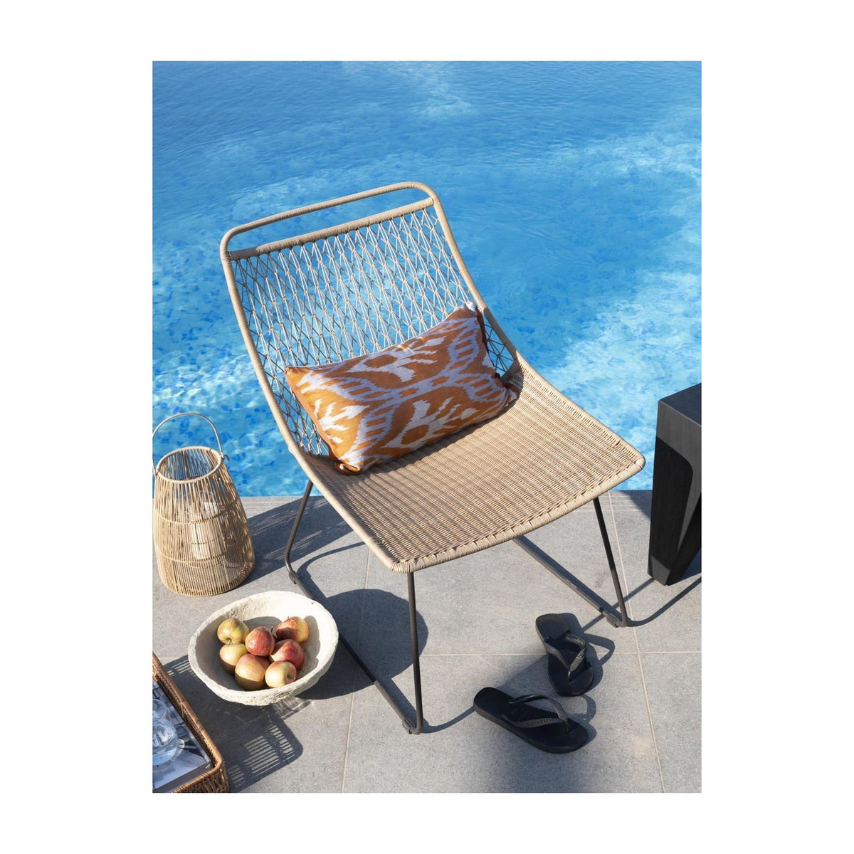 Silla de exterior de resina natural y metal Rethymno