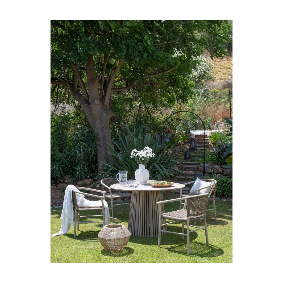 Mesa de comedor redonda de teca con pie de palillería Ravello