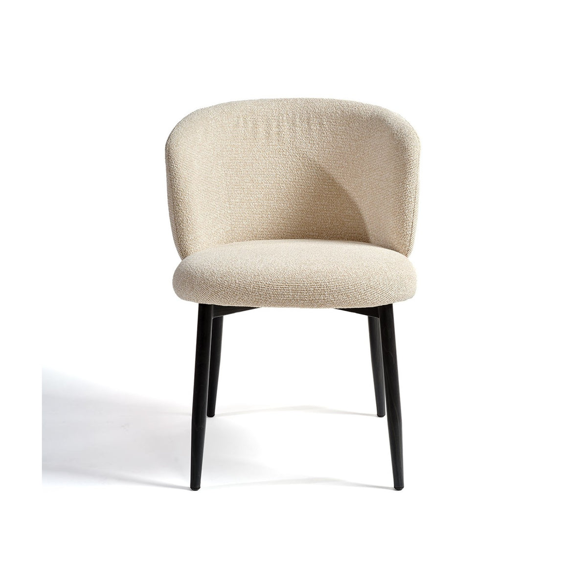 Silla tapizada beige claro de respaldo envolvente Tamariu