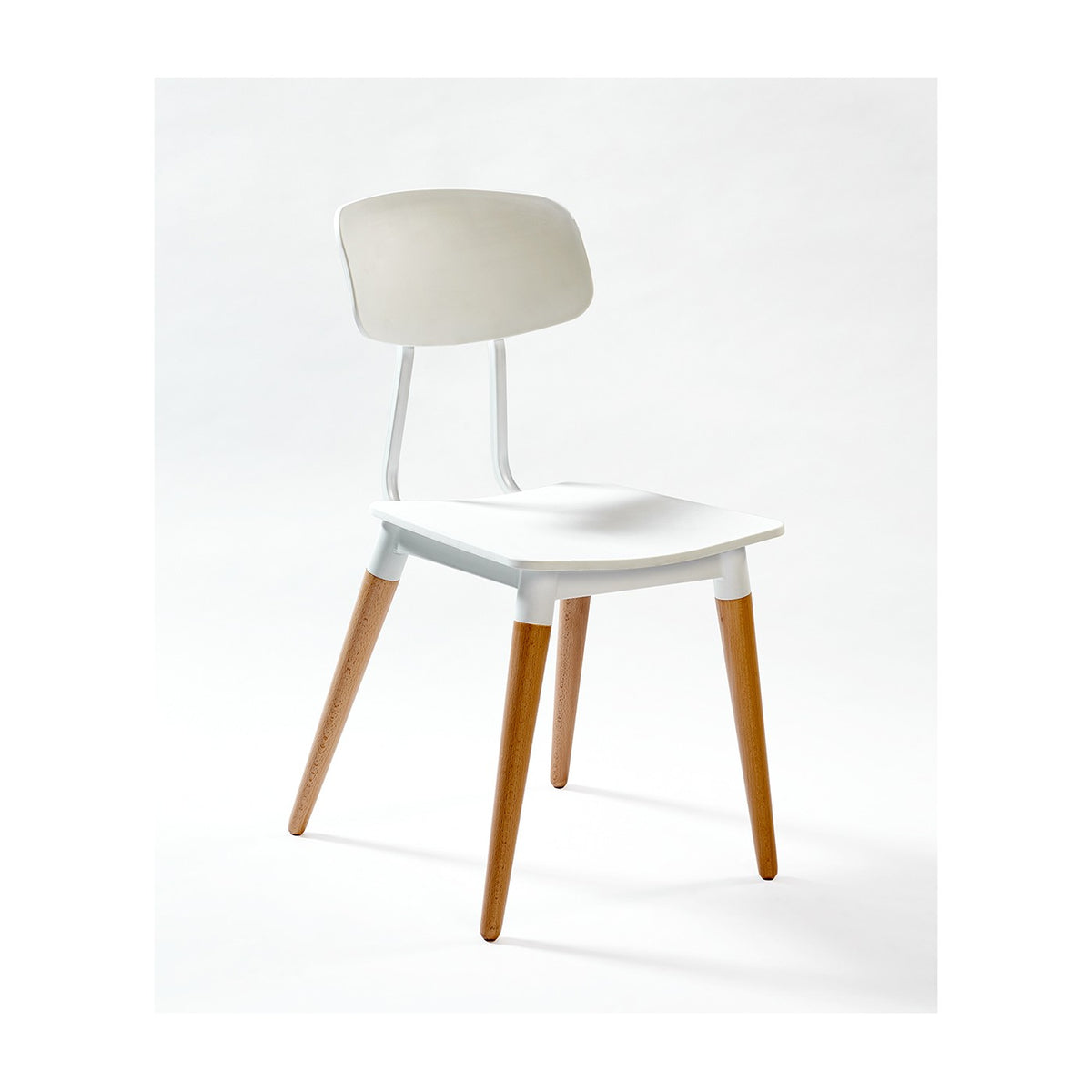 Set de 4 sillas blancas con patas de madera Ses Salines