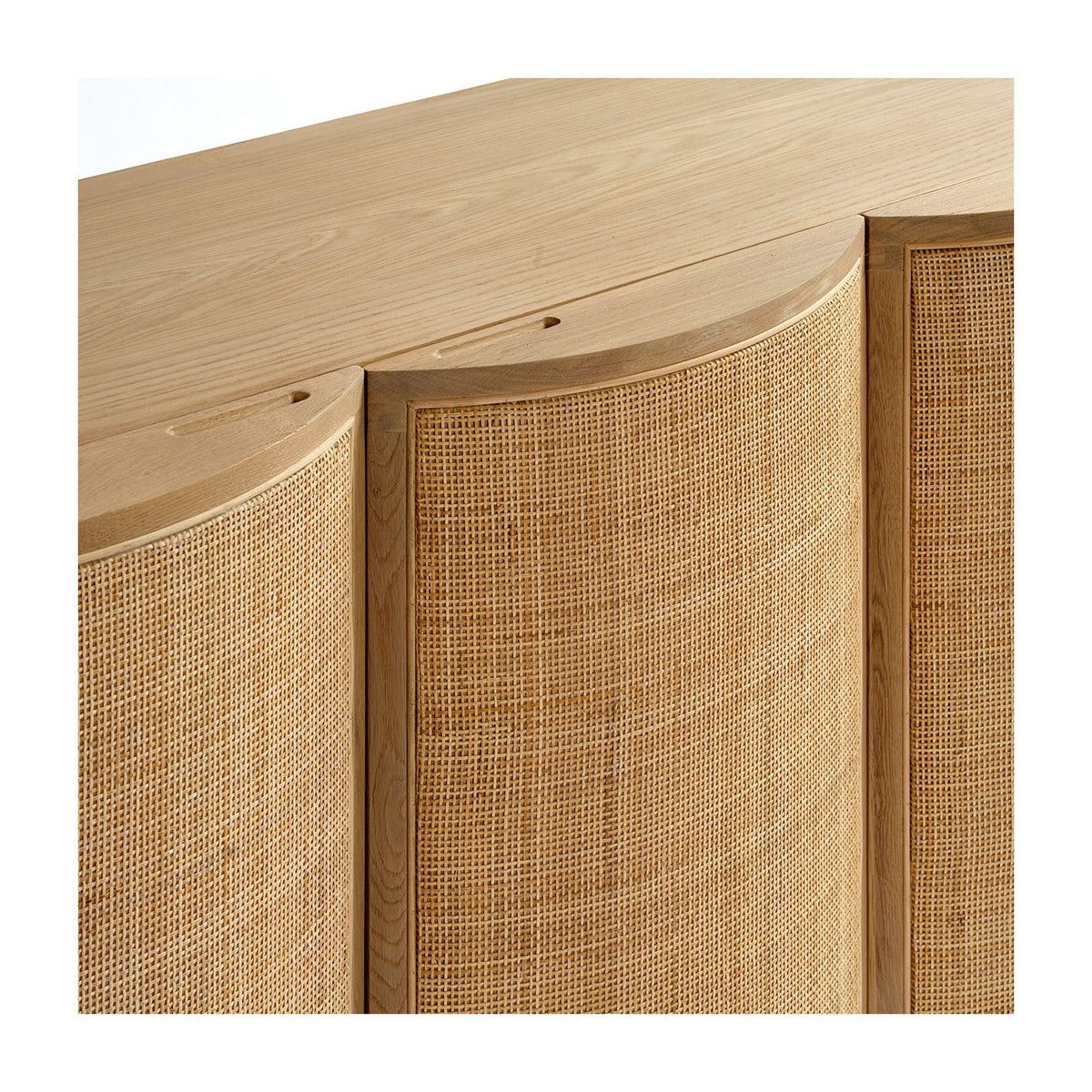 Aparador de roble claro con puertas curvas de ratán Grožnjan