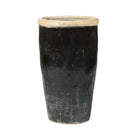 Tinaja antigua negra de barro cocido Oyambre