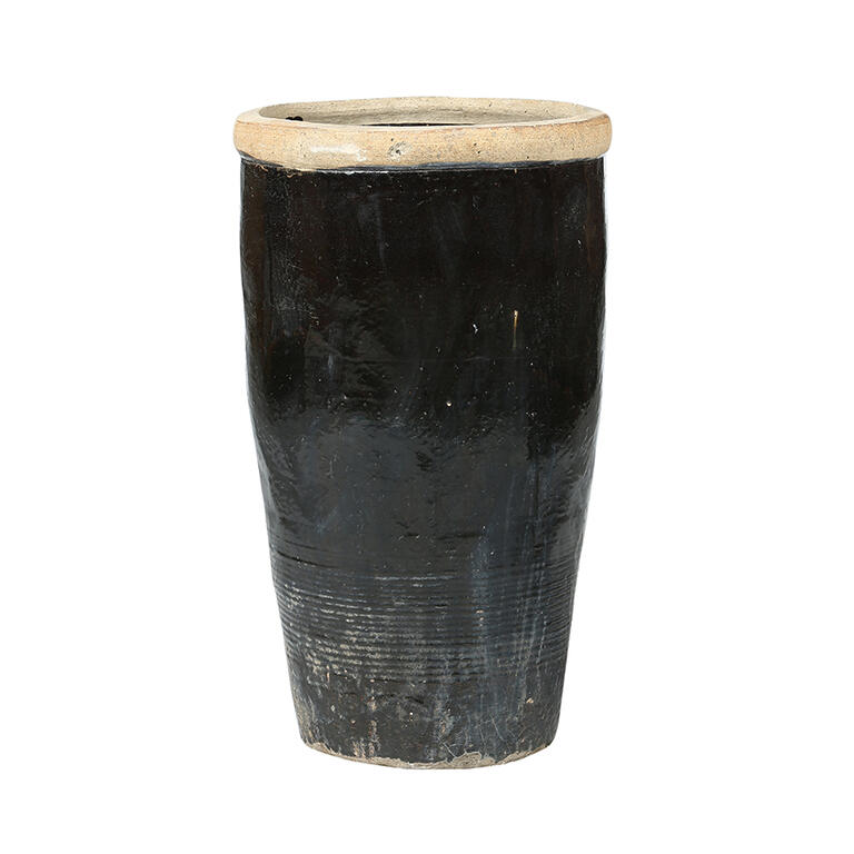 Tinaja antigua negra de barro cocido Oyambre