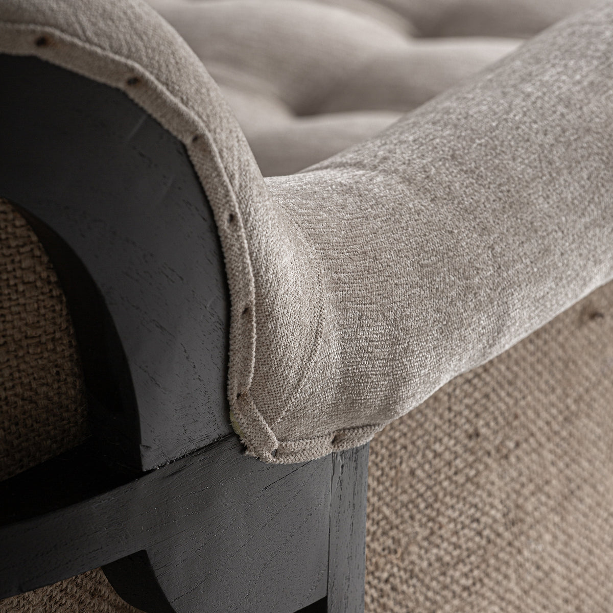 Chaise longue de madera de mindi negra y lino crema Oliena