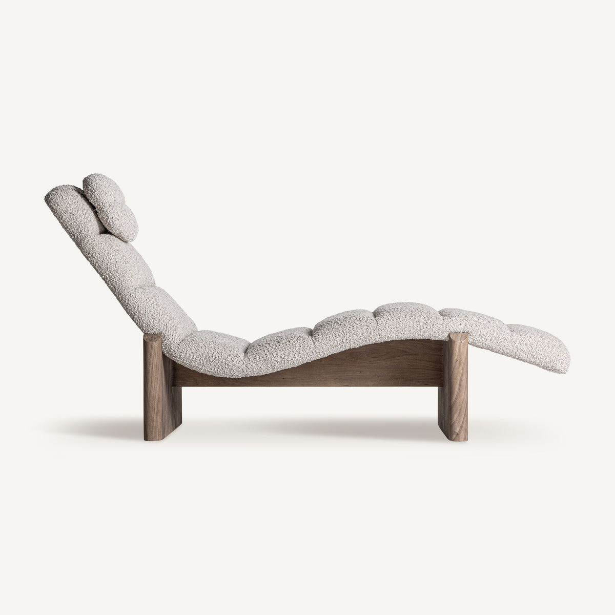 Chaise longue de olmo y tapizado beige Pregonda