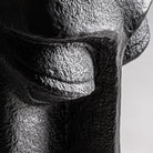Escultura de cemento negro Sfakia