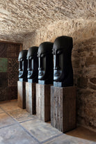 Escultura de cemento negro Sfakia