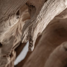 Escultura de pie de madera de suar Caprera