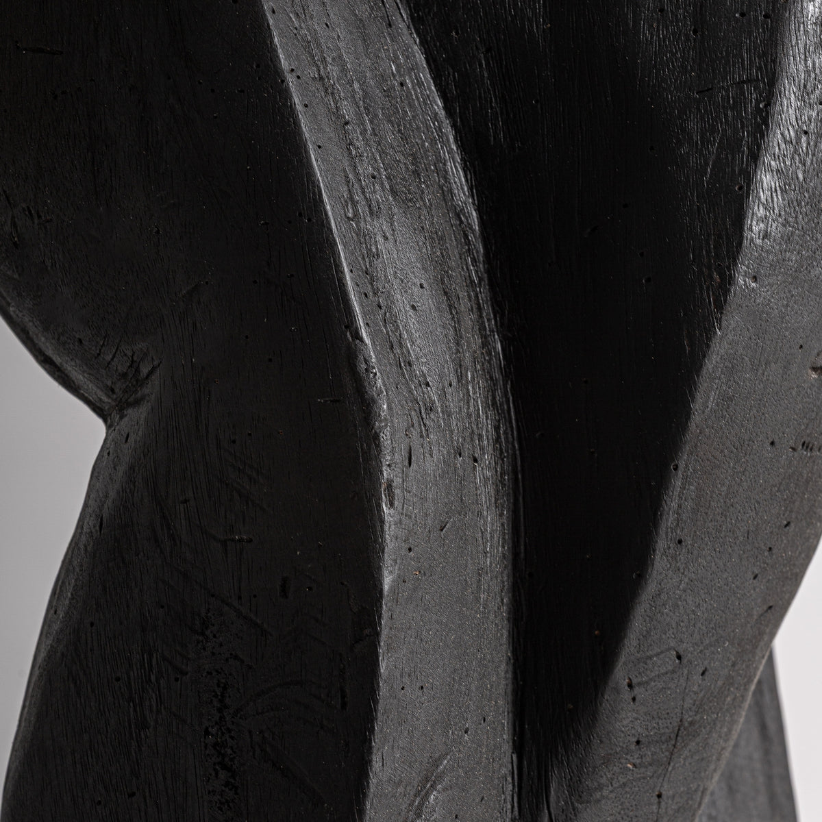 Escultura de pie de madera de suar negra Anogia
