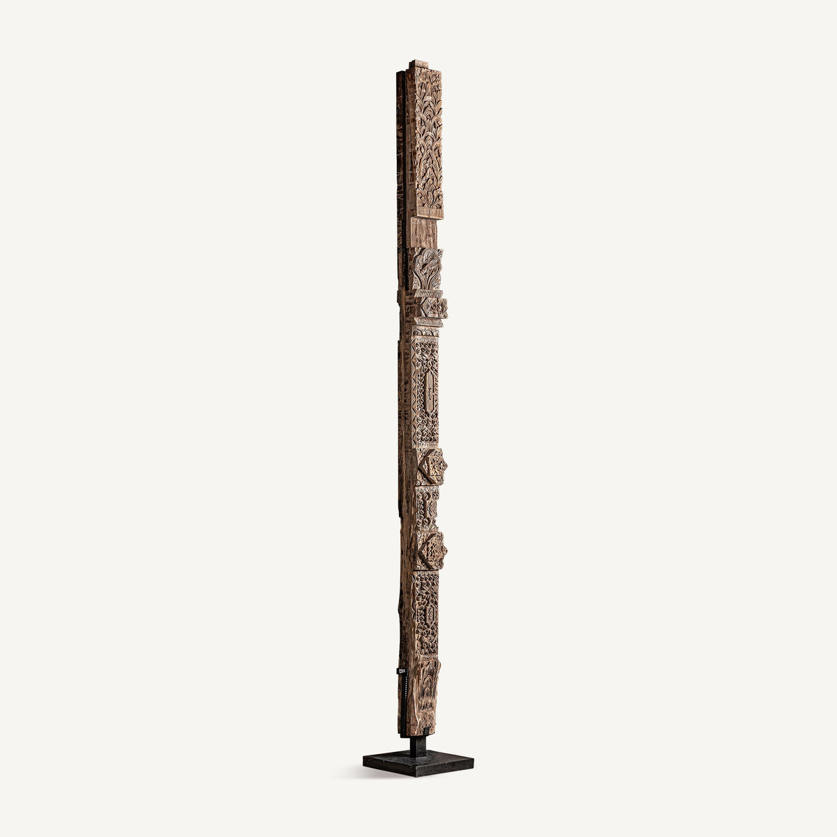 Escultura tótem de teca y hierro Alumbres