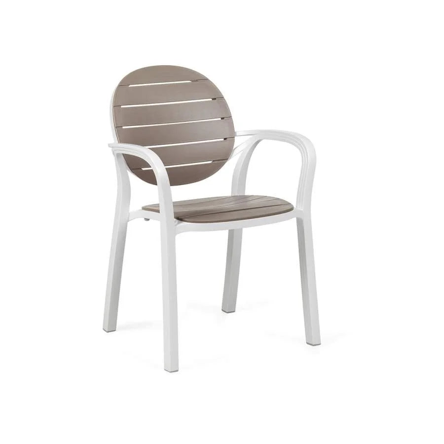 Sillón apilable de resina Palma Nardi – Blanco / Topo
