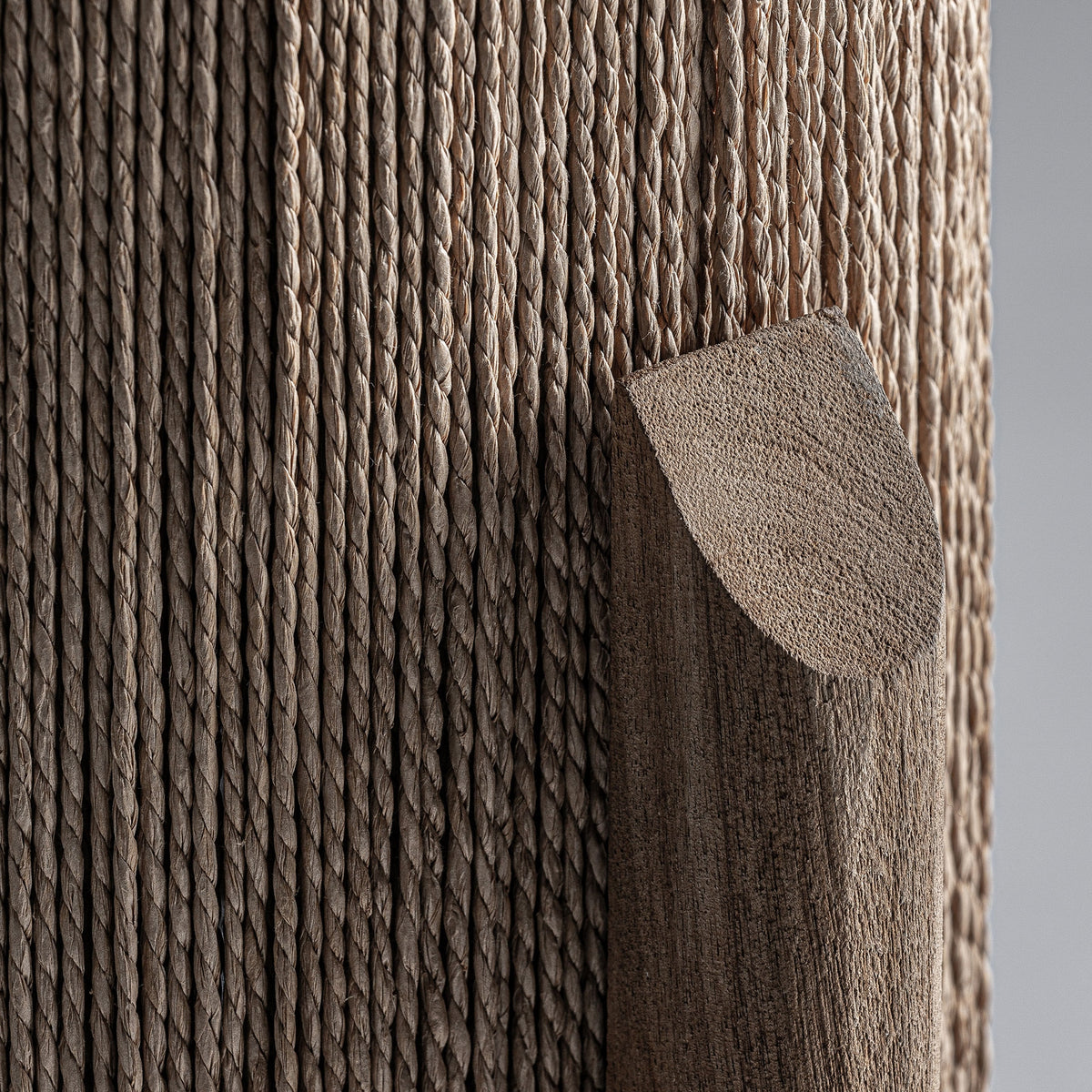 Lámpara de pie de madera de mango y rafia Ponent