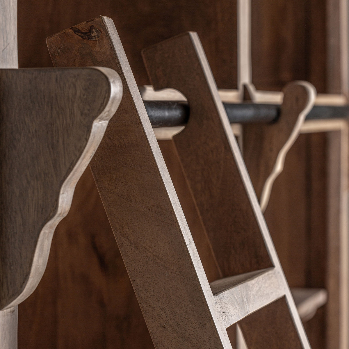 Librería de madera de mango y hierro Grecale