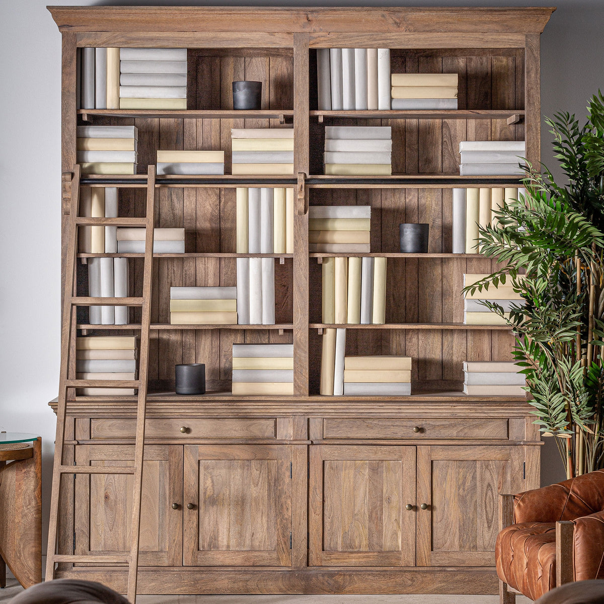 Librería de madera de mango y hierro Grecale