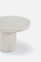 Mesa auxiliar de exterior de microcemento Claude