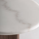 Mesa auxiliar de mármol blanco y nogal Salobrar