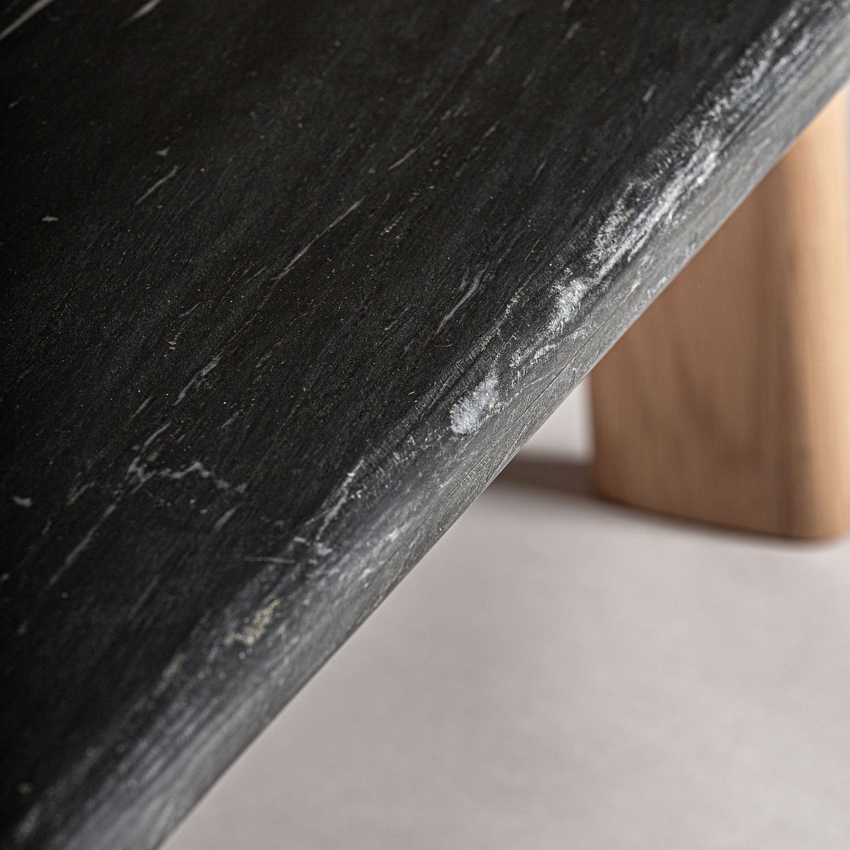 Mesa de centro de mármol negro y roble Restinga 160 x 70 cm