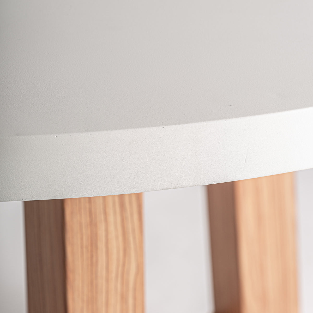 Mesa de comedor de hormigón blanco Atlanterra