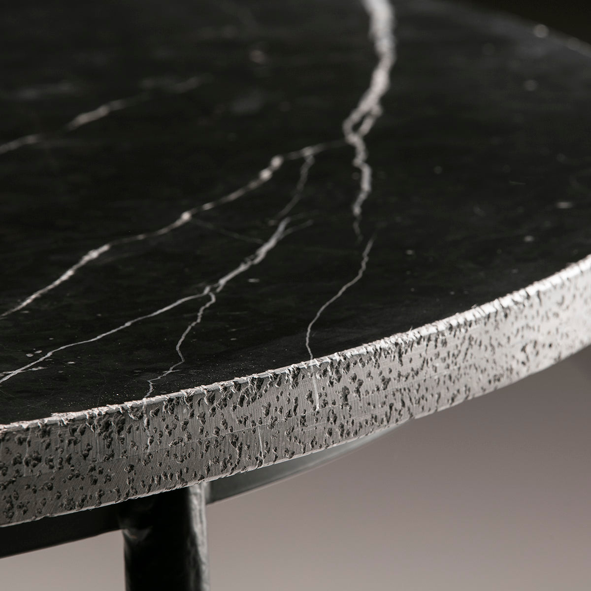 Mesa de comedor de mármol y metal Yaiza
