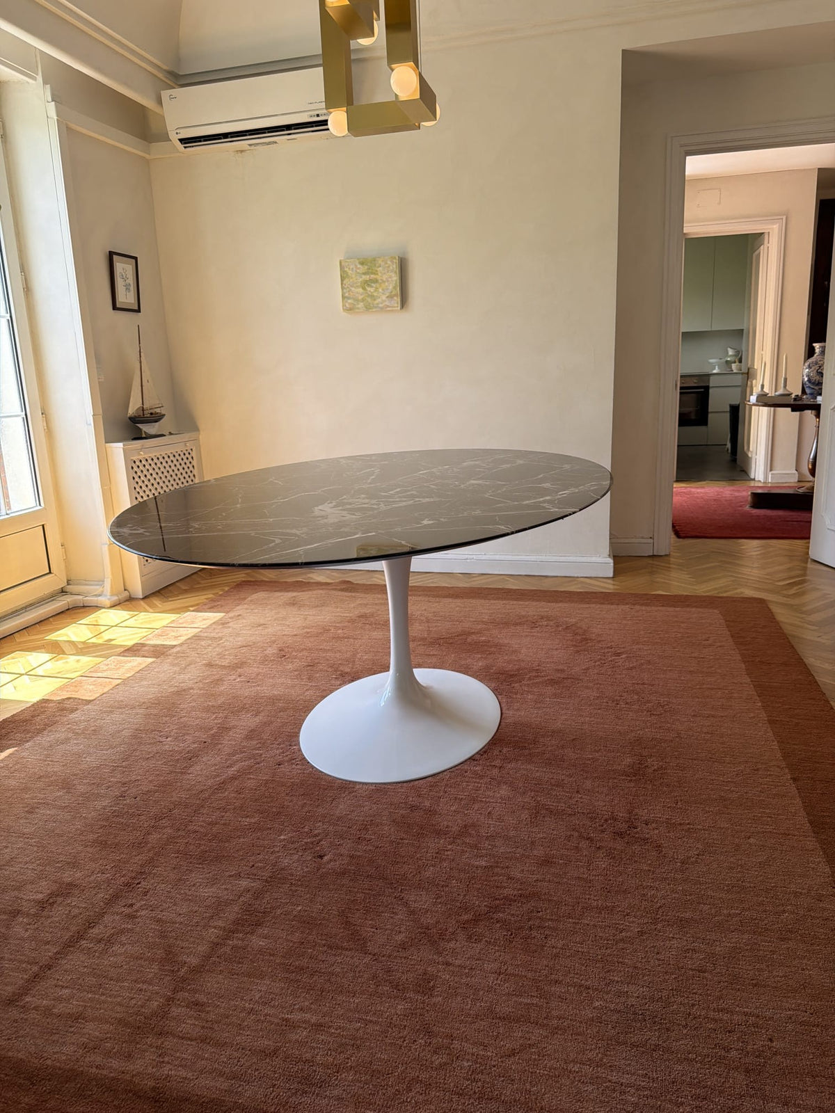 Mesa de comedor oval Saarinen de mármol Rosso Rubino - Knoll