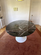 Mesa de comedor oval Saarinen de mármol Rosso Rubino - Knoll