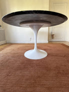 Mesa de comedor oval Saarinen de mármol Rosso Rubino - Knoll
