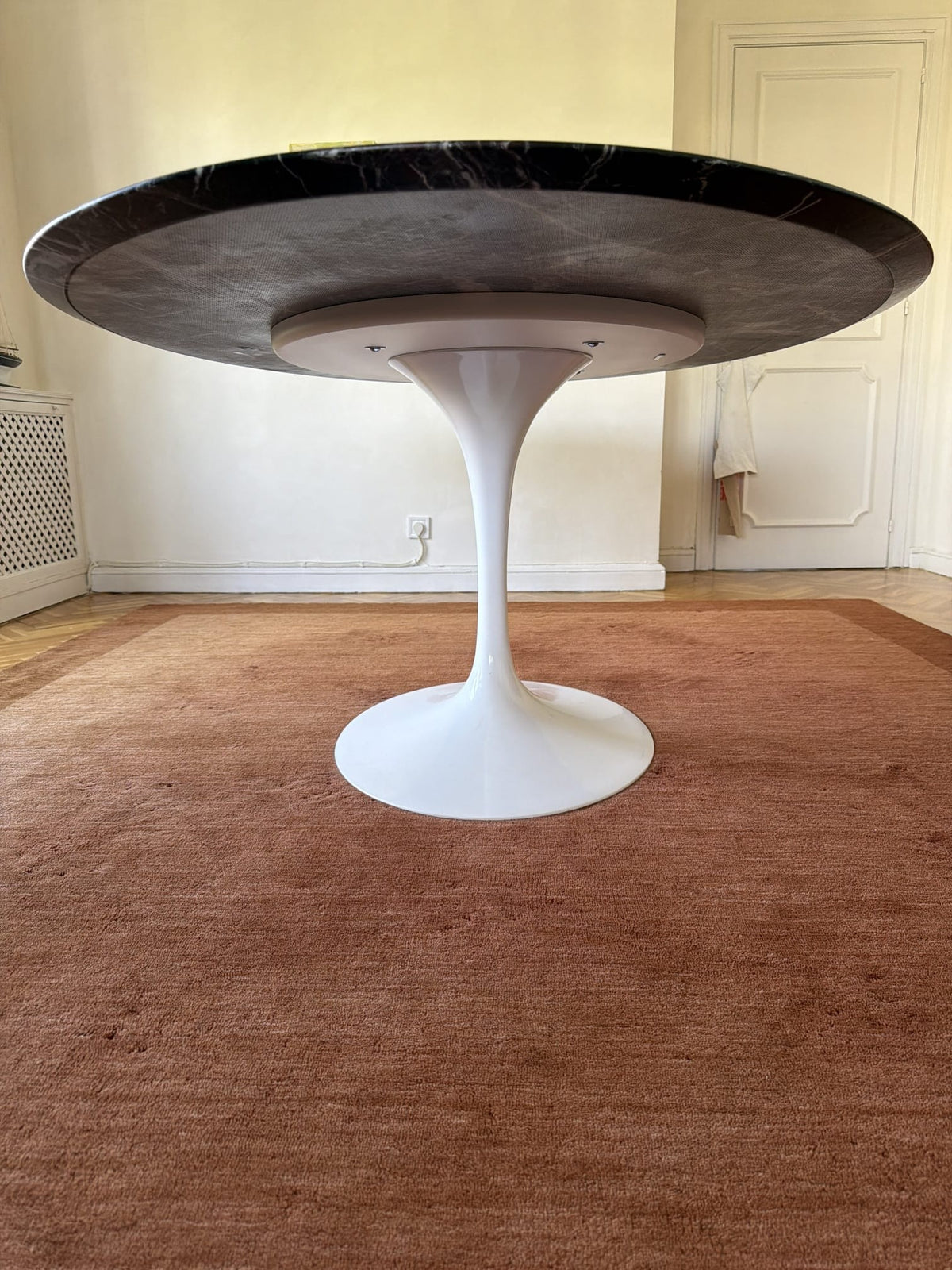 Mesa de comedor oval Saarinen de mármol Rosso Rubino - Knoll