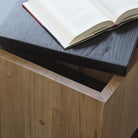 Taburete con tapa recta oscura de álamo macizo Anshu