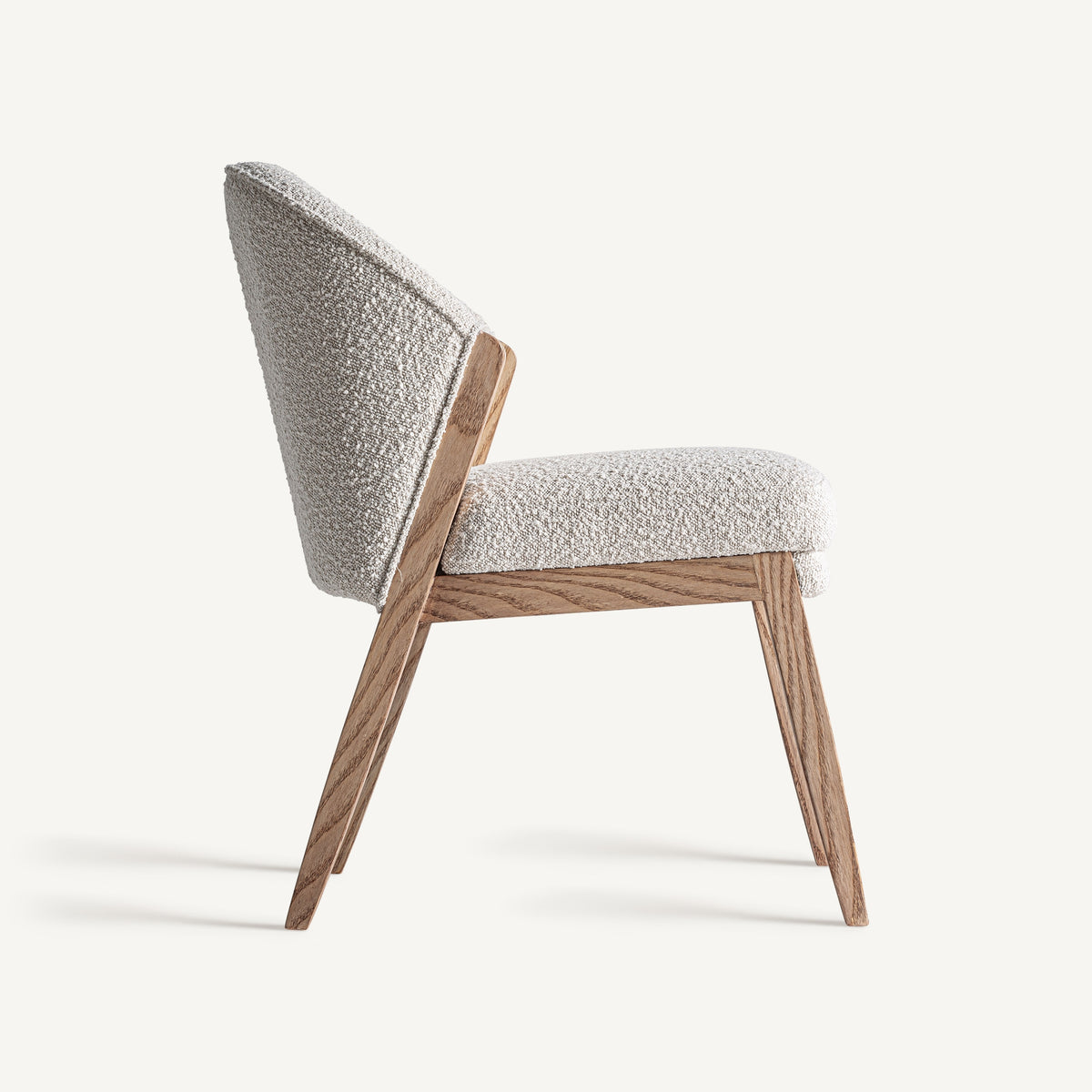 Silla de pino y bouclé blanco Beniarrés