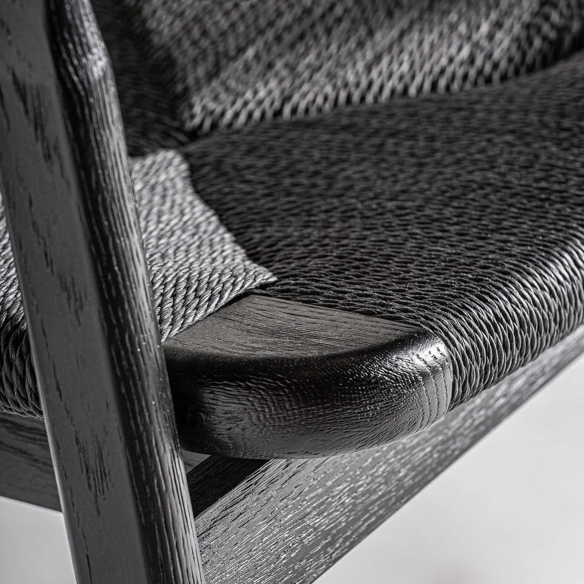 Silla de roble negro y fibra natural Bolbaite